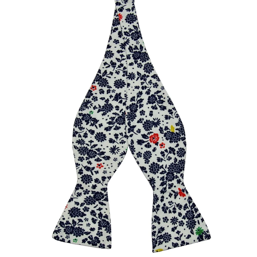 Tailor Toki Nœud Papillon Freestyle En Coton à Fleurs Blanc Et Bleu 3 Tailor Toki Nœud Papillon Freestyle En Coton à Fleurs Blanc Et Bleu