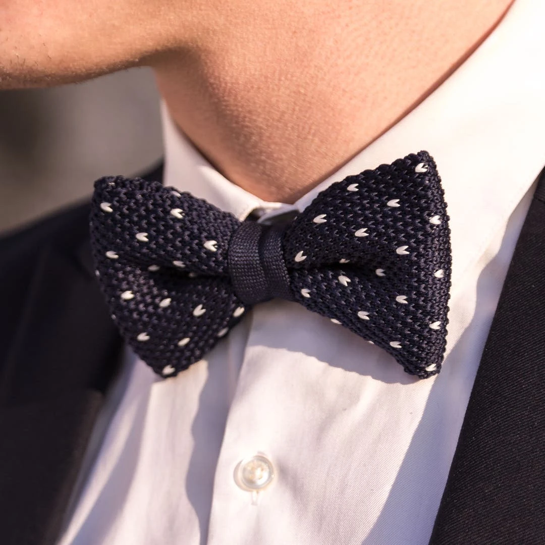Tailor Toki Nœud Papillon Tricoté à Pois Bleu Et Blanc 6 Tailor Toki Nœud Papillon Tricoté à Pois Bleu Et Blanc – Image 4