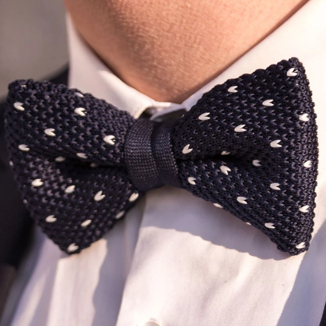 Tailor Toki Nœud Papillon Tricoté à Pois Bleu Et Blanc 8 Tailor Toki Nœud Papillon Tricoté à Pois Bleu Et Blanc – Image 6