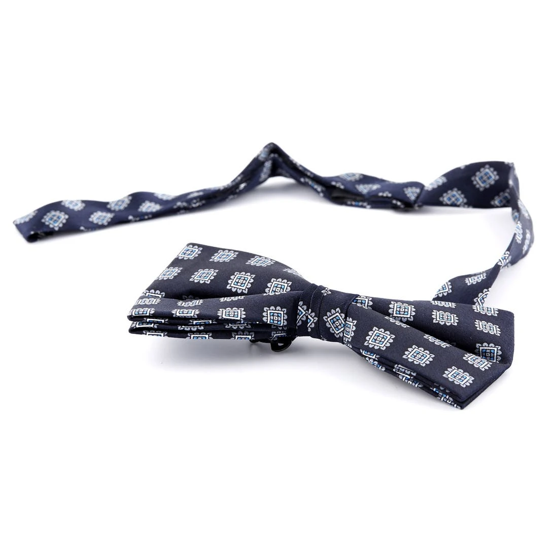 Tailor Toki Noeud Papillon Prénoué En Soie Bleu Marine à Motif Géométrique 4 Tailor Toki Noeud Papillon Prénoué En Soie Bleu Marine à Motif Géométrique – Image 2