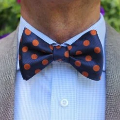 Tailor Toki Noeud Papillon Soie Motif Pois Oranges 9 Tailor Toki Noeud Papillon Soie Motif Pois Oranges -Trendhim en ligne butterfly