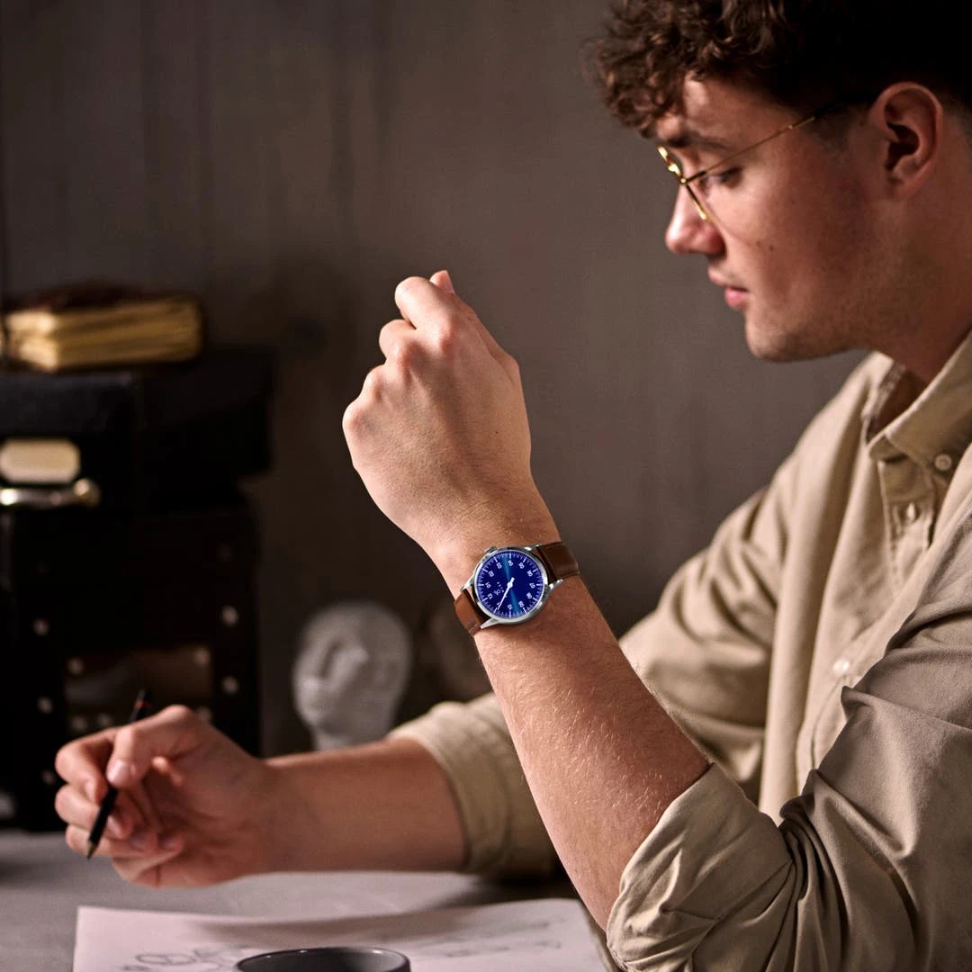 Fawler Paz | Montre Habillée Bleue à Une Seule Aiguille En Acier Inoxydable 5 Fawler Paz | Montre Habillée Bleue à Une Seule Aiguille En Acier Inoxydable – Image 3