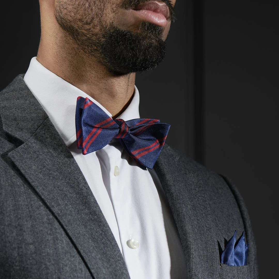 Trendhim Nœud Papillon En Soie Bleu Marine à Rayures Rouges 5 Trendhim Nœud Papillon En Soie Bleu Marine à Rayures Rouges – Image 3